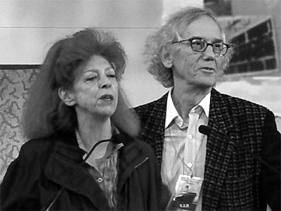 Portrait noir & blanc de Christo et Jeanne-Claude, artistes contemporains
