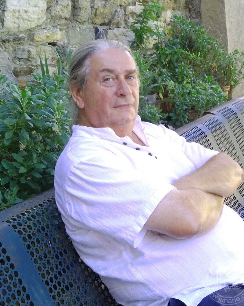 Jean-Jacque Marie assis sur un banc
