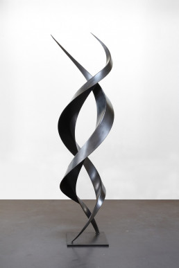 Sculpture en acier noir de Francis Guerrier