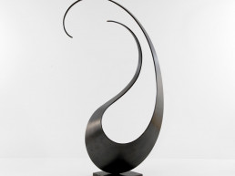Dialogue 1 sculpture en acier noir de l'artiste contemporain Francis Guerrier