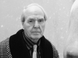 Portrait de Henry Moore sculpteur britannique semi-abstrait
