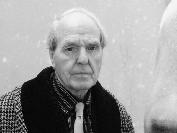Portrait de Henry Moore sculpteur britannique semi-abstrait